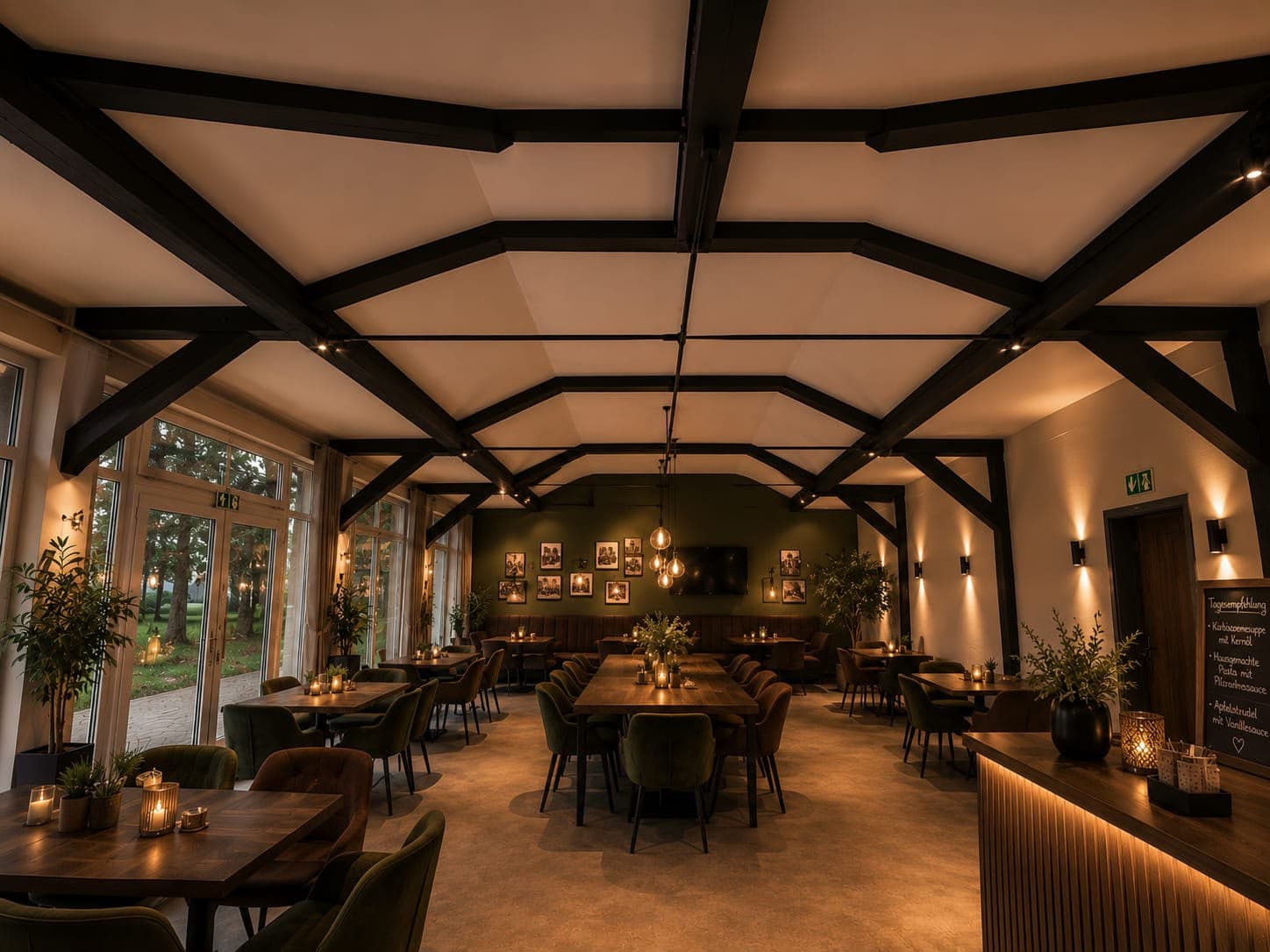 Niko am Park · Restaurantsaal bei Kerzenlicht mit Holzbalkendecke