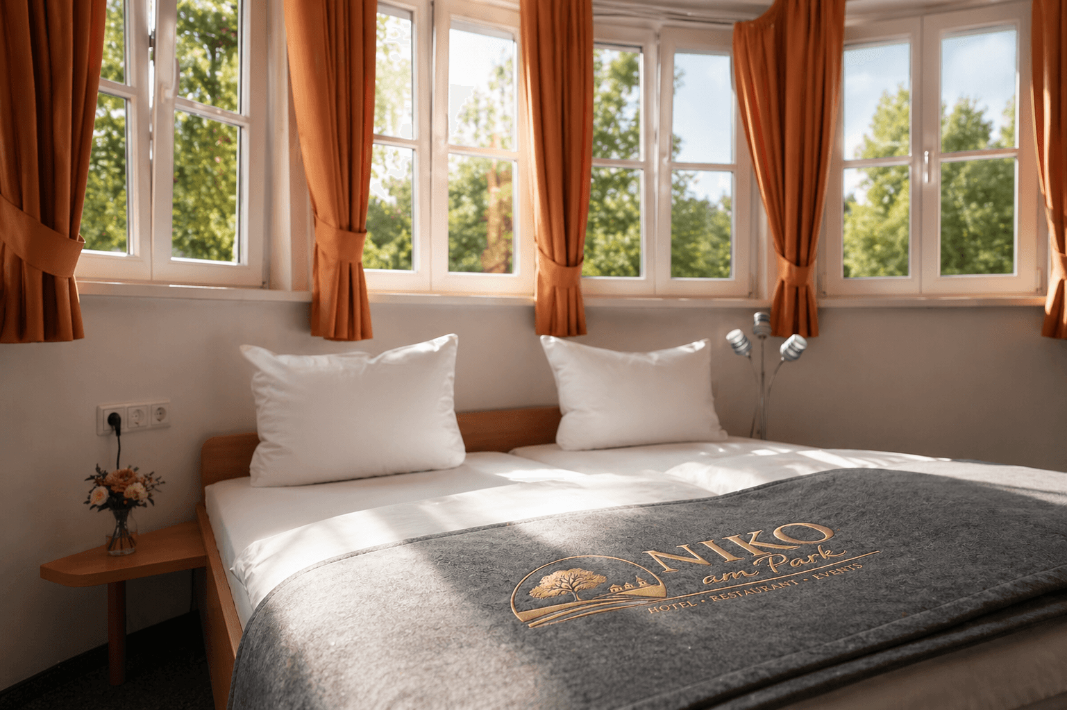 Niko am Park · Hotelzimmer mit Doppelbett, Park-Blick und gebrandeter Decke